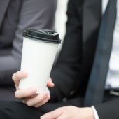 Hiệu trưởng bị sa thải vì lấy quá nhiều cà phê ở cửa hàng tiện lợi